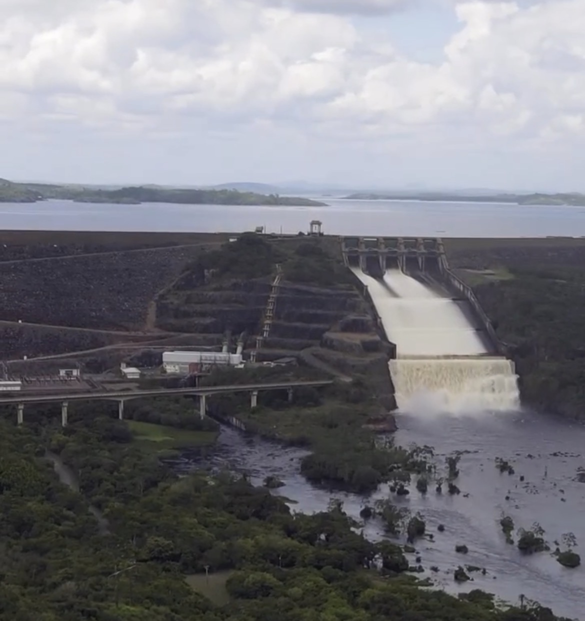 Barragem de Pedra do Cavalo na Bahia onde comportas serão abertas para controle do Nível da água